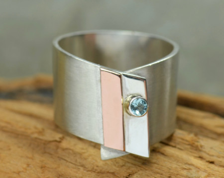 Design-ring aquamarijn en zilver, roodgoud, aquamarijn, lichtblauwe edelsteen, handgemaakt door LYAM edelsmeden