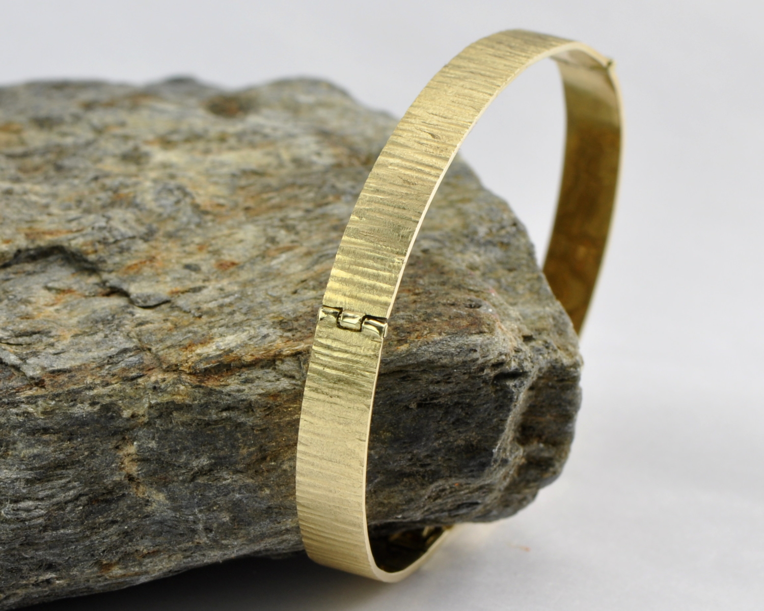 gouden armband Timber van geruwd goud, handgemaakt door LYAM edelsmeden