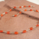 Ketting carneool en zilver, oranje edelsteen met staafjes zilver, handgemaakt door LYAM edelsmeden. In diverse maten.