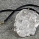 Sieraad met Poëzie: Halssieraad Kleitablet Vrijheid, hanger, zilver, goud, gele diamant, gedicht over vrijheid, gedicht van Marlijn Nijboer