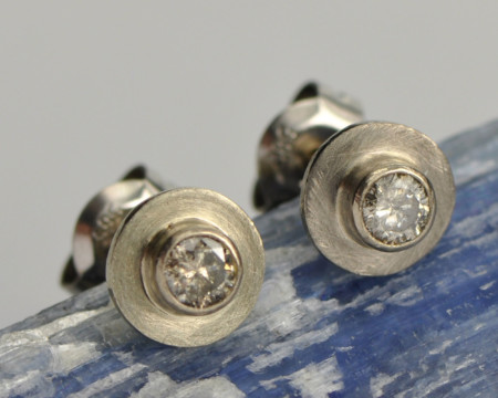 witgouden oorbellen oorstekers oorknoppen 18 karaats geschuurd met champagnediamanten piquee piqueé diamant, oorstekers, handgemaakt door LYAM edelsmeden Friesland Joure