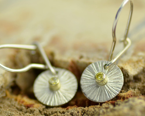 Oorbellen gele diamant: oorhangers bewerkt zilver handgemaaktschitterende gele diamantjes van 2,0 mm diameter, gezet in gouden chatons, verwerkt in oorhangers van bewerkt zilver.