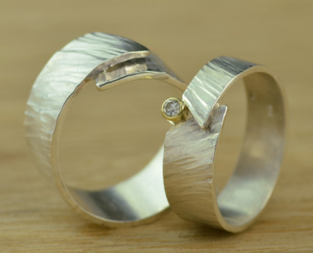 ring zilver met diamant Timber trouwring symbool omhelzing, gerecycled zilver, gehamerd, handgemaakt, zilver en goud