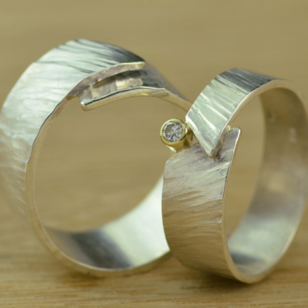 ring zilver met diamant Timber trouwring symbool omhelzing, gerecycled zilver, gehamerd, handgemaakt, zilver en goud