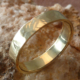 Herenring gehamerd geel goud, trouwring relatiering mat ruig uiterlijk handgemaakt
