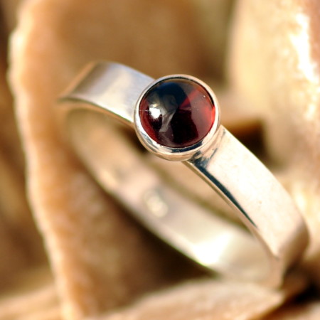 Ring granaat en zilver: een basic ontwerp zilveren ring met rode granaat, handgemaakt door LYAM edelsmeden edelsmid
