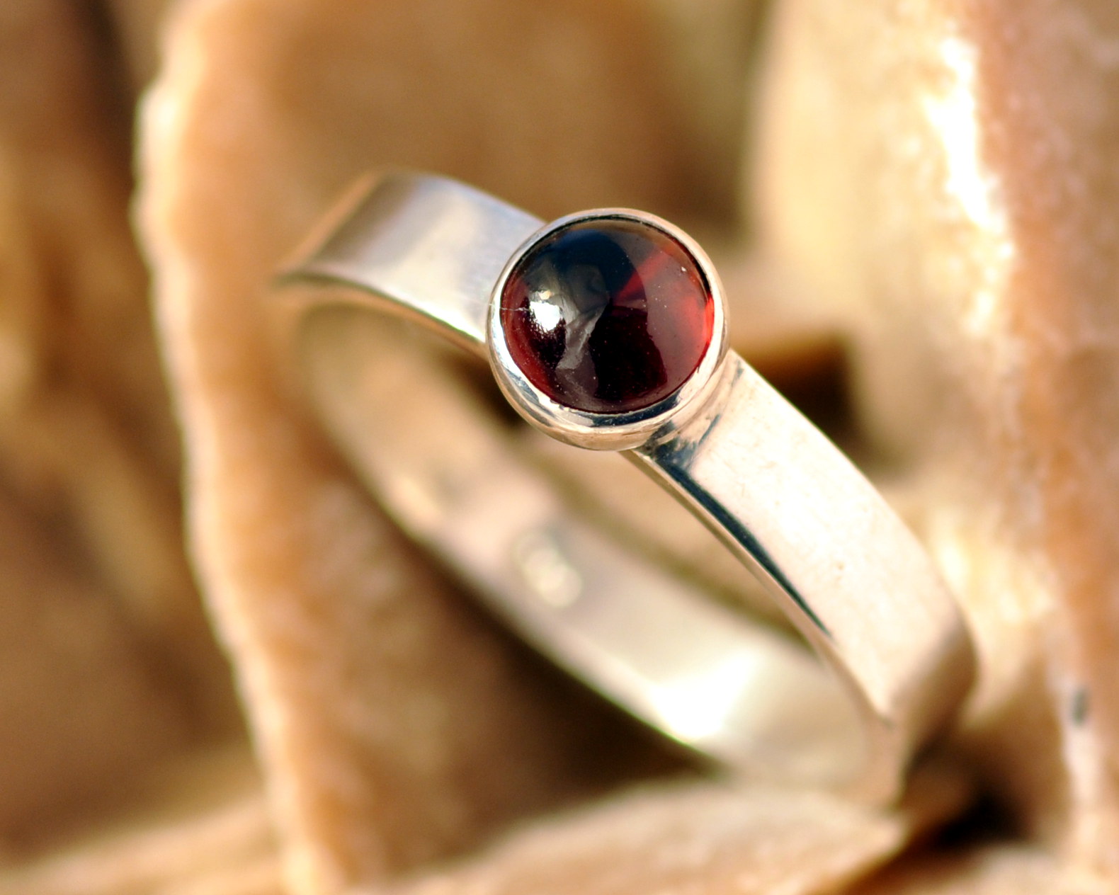 Ring granaat en zilver: een basic ontwerp zilveren ring met rode granaat, handgemaakt door LYAM edelsmeden edelsmid