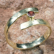 Gouden ring met granaat "Curl" handgemaakt door LYAM edelsmeden