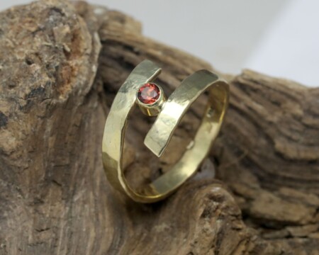 Gouden ring met granaat, gehamerd goudm rode granaat, handgemaakt door LYAM edelsmeden, Joure