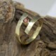 Gouden ring met granaat, gehamerd goudm rode granaat, handgemaakt door LYAM edelsmeden, Joure