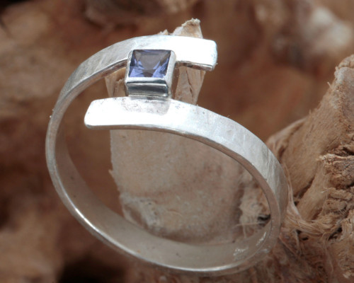 ring zilver met blauwe ioliet in speelse vormgeving (Curl)