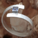 ring zilver met blauwe ioliet in speelse vormgeving (Curl)