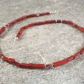 Ketting jaspis en zilver: rechthoekige baksteenrode jaspis en gecombineerd met zilveren elementjes in deze handgemaakte ketting van LYAM.