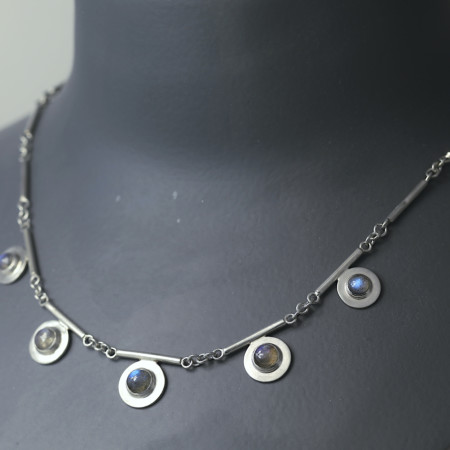 Exclusieve zilveren ketting met vijf labradorieten, zilveren schakels, geheel handgemaakt, labradoriet met blauw schijnsel, ontwerp Lyanne Wold van LYAM edelsmeden