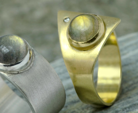 Ring goud en labradoriet: gele labradoriet en diamant in bijzonder vormgegeven geelgouden ring, gerecycled goud, edelsmid edelsmeden LYAM Friesland
