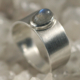 Ring ovale Labradoriet en zilver: labradoriet edelsteen met blauwgroen blauw groen schijnsel matte gematteerde en brede zilveren ring zilver handgemaakt LYAM.