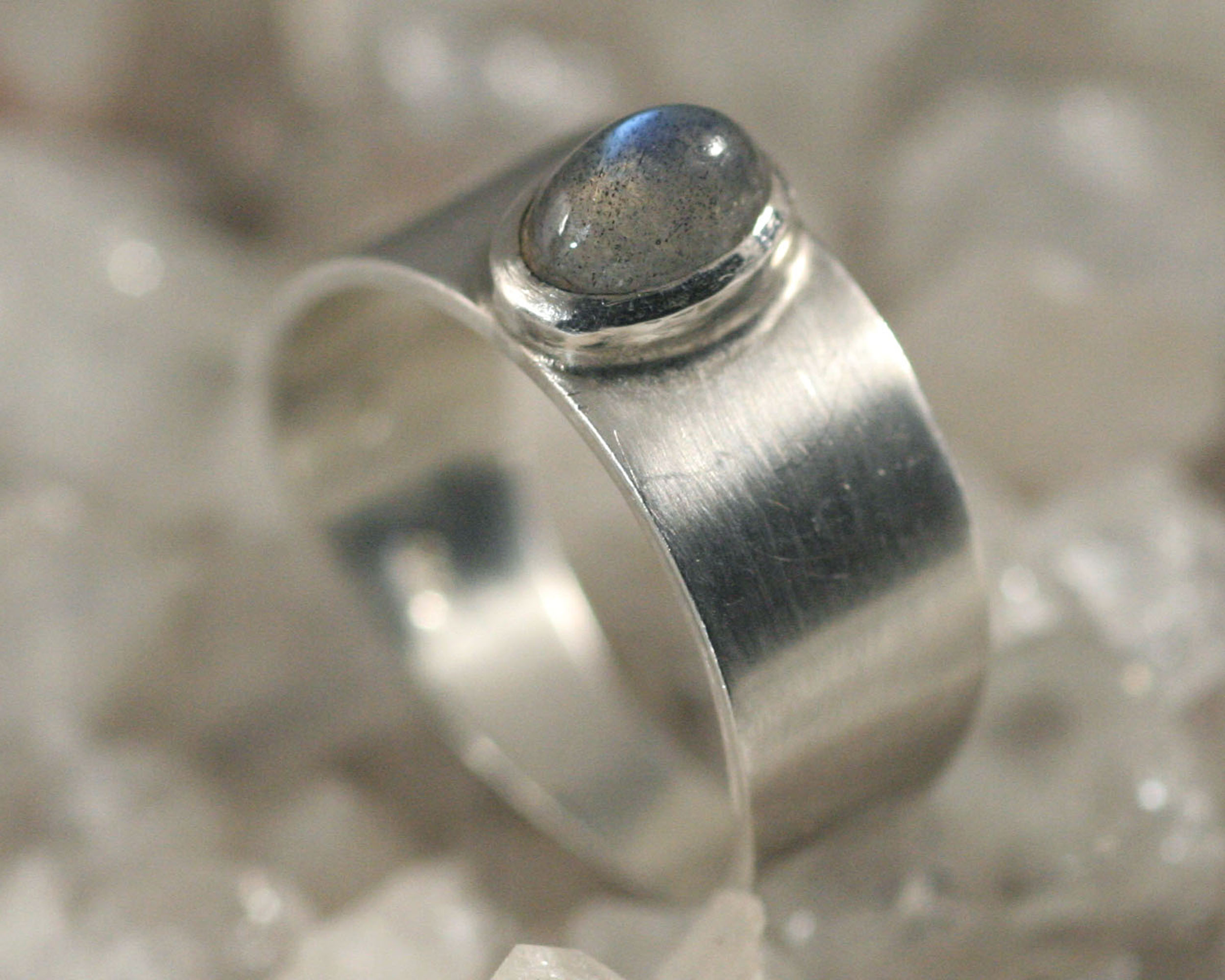 Ring ovale Labradoriet en zilver: labradoriet edelsteen met blauwgroen blauw groen schijnsel matte gematteerde en brede zilveren ring zilver handgemaakt LYAM.