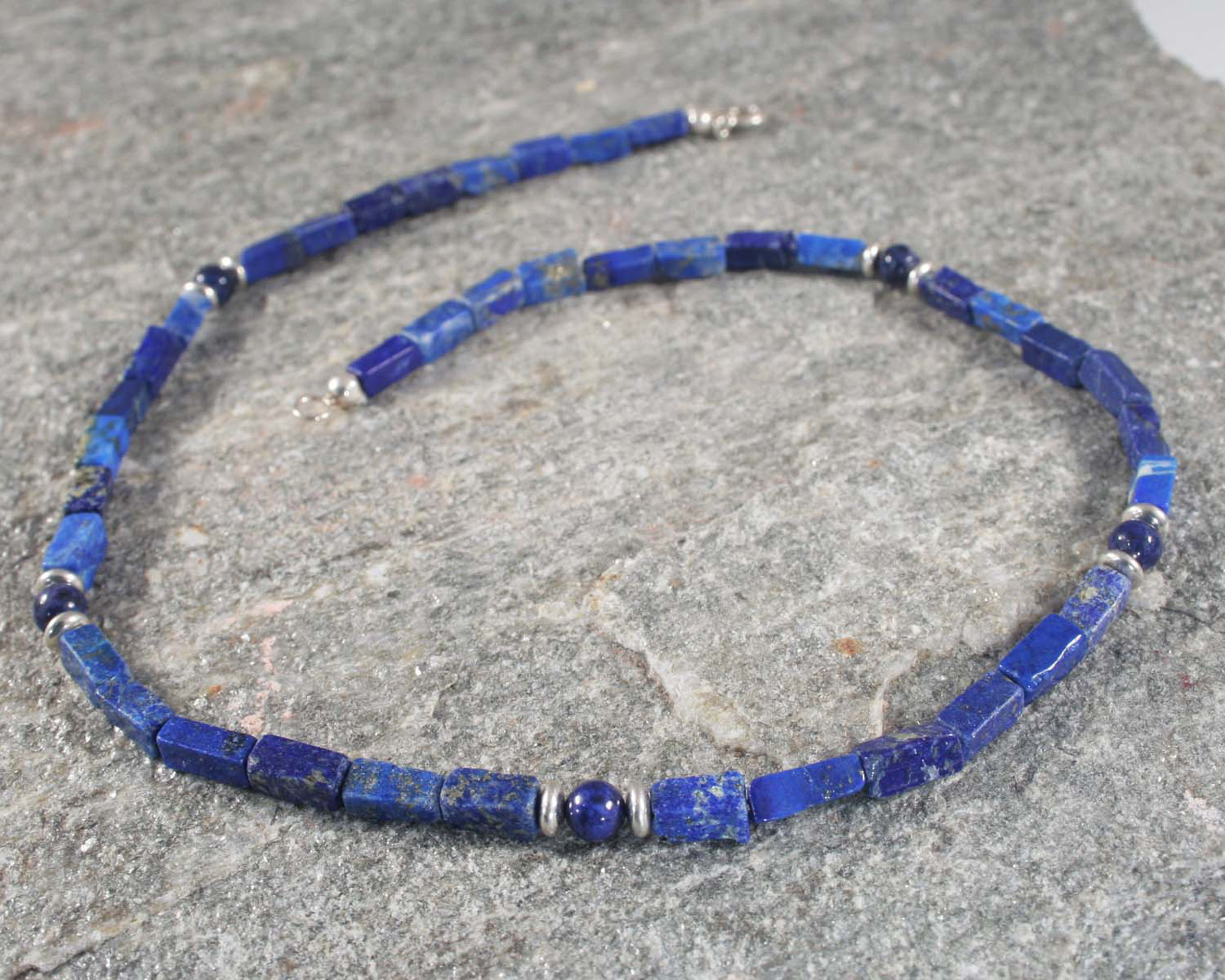 Ketting lapis lazuli en zilver, handgemaakt, koningsblauwe edelsteen