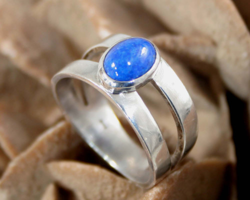 Ring Lapis opengewerkt, blauwe edelsteen lapis lazuli op zilveren ring, handgemaakt, breed, twee banen