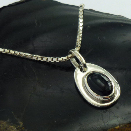 Hanger onyx en zilver: ovale zwarte onyx op zilveren hangertje handgemaakt