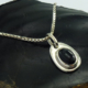 Hanger onyx en zilver: ovale zwarte onyx op zilveren hangertje handgemaakt