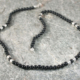 Ketting onyx en zilver: ronde onyxsteentjes zijn geschakeld met zilveren elementen. Handgemaakt door LYAM edelsmeden.