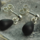 Onyx oorhangers met zilver, orbellen Onyx en zilver kleine onyxen oorhangers oorstekers Onyx oorhangers met zilver: druppelvormige onyxstenen aan zilveren oorstekers, matte onyx mat afgewerkt handgemaakt, oorhangers