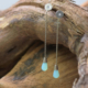 Witgouden oorhangers met blauwe Andesopaal: blauwe opaal, lange oorbellen, oorhangers met druppelvormige opalen en diamant diamantjes. Uniek en handgemaakt door LYAM edelsmeden edelsmid Joure Friesland.