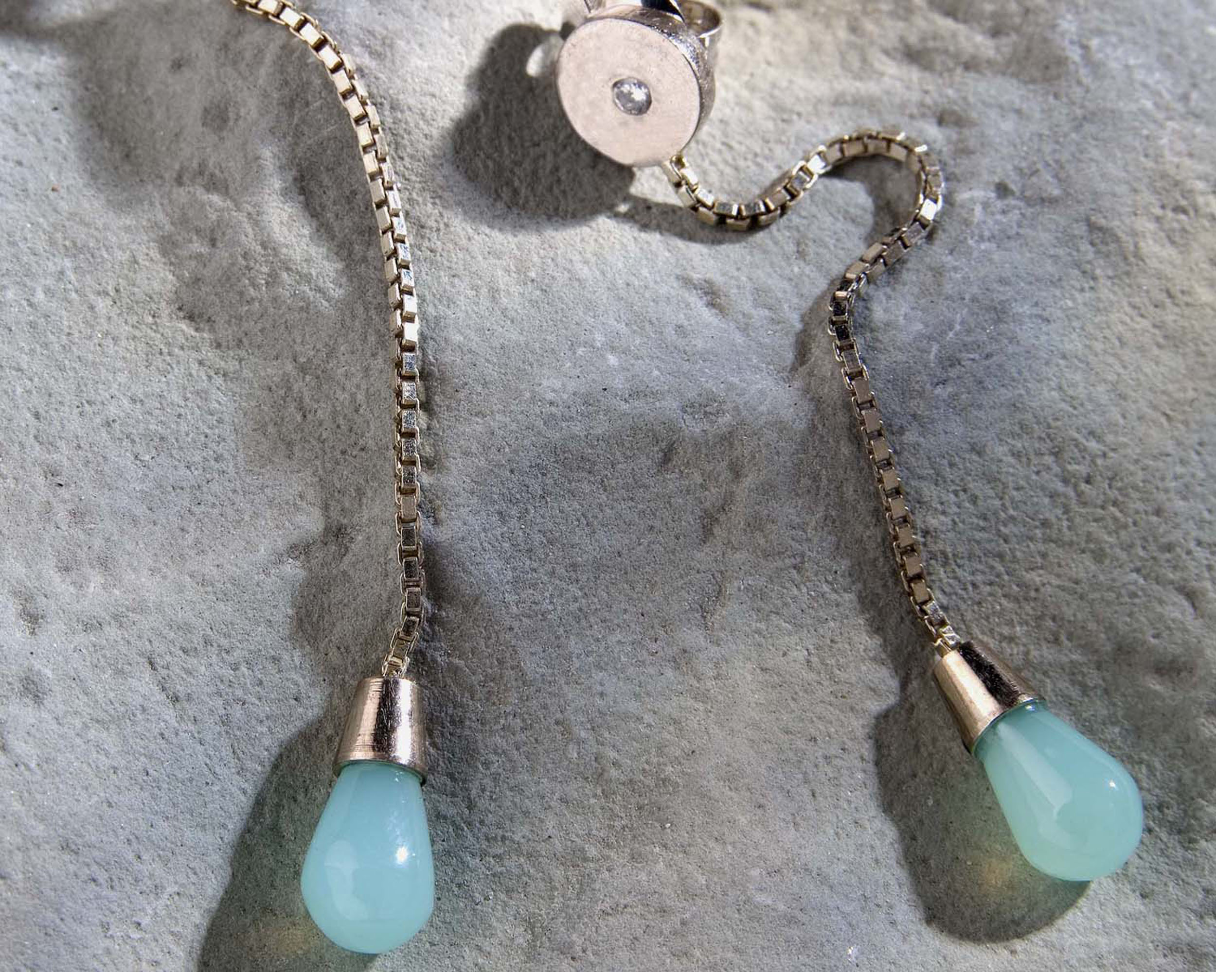 Oorhangers Andesopaal: witgouden oorbellen met blauwe Andesopaal opalen en diamantjes op gematteerd witgoud