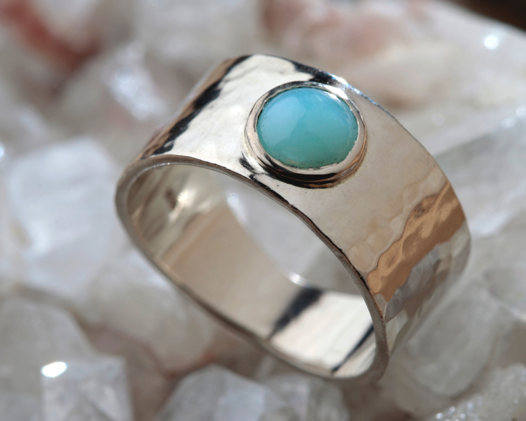 brede ring witgoud gehamerd met Andes Opaal handgemaakt door LYAM