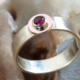 Ring robijn geel en rood goud gematteerd goud relatiering trouwring Pervalidus handgemaakt LYAM edelsmeden edelsmid
