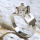 Ring gele saffier en witgoud: lichtgele saffier met prachtige schittering omgeven door diamantjes. Witgoud.