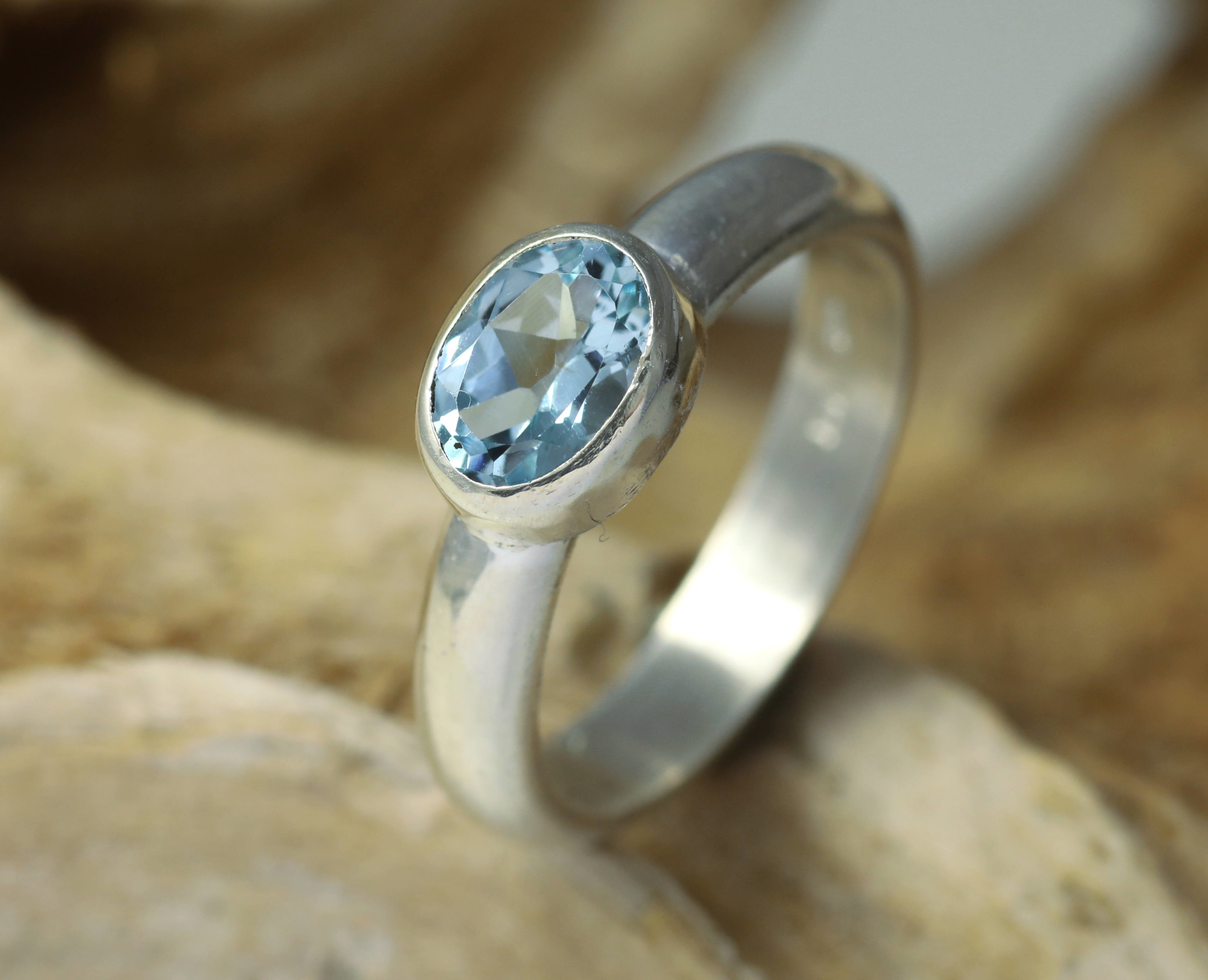 Zilveren ring met lichtblauwe topaas