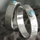 Ring bewerkt zilver en turkoois: smalle herenring, gehamerd zilver, bewerkt zilver, ruw bewerkt, uniek, blauwe edelsteen, damesring, handgemaakt is door LYAM edelsmeden.