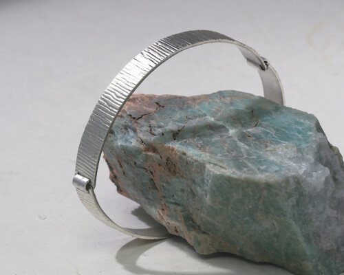Armband zilver, Timber, gehamerd, geruwd zilver, handgemaakt door LYAM edelsmeden