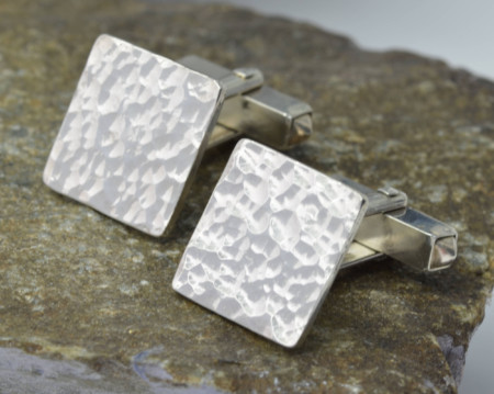 Manchetknopen Hamerslag zilver: mooi bewerkt, vierkant 1,5 x 1,5 cm met handig sluitmechanisme, handgemaakt door LYAM edelsmeden edelsmid