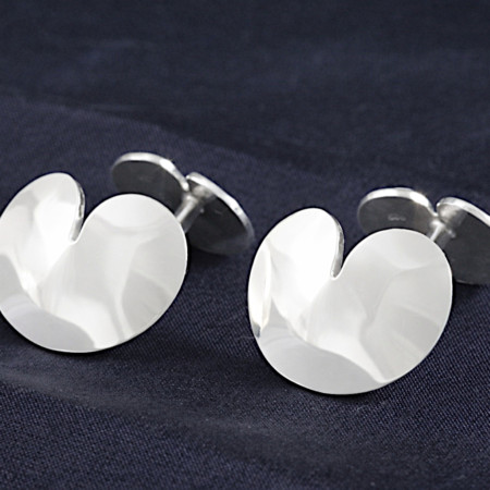 Zilveren manchetknopen Pompebledsje Fries plompeblad sieraad relatiegeschenk, gouden manchetknopen Pompebled, handgemaakt door LYAM edelsmeden Joure Friesland