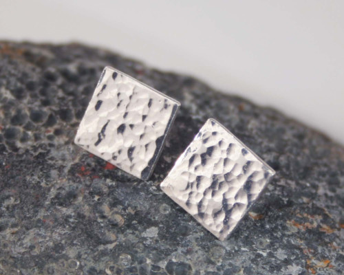 Oorbellen Hamerslag Zilver: handgemaakte oorstekers vierkant