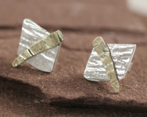 Oorbellen gehamerd zilver en goud oorstekers, oorbellen, ruw bewerkt zilver, handgemaakt door edelsmid gerecycled goud en zilver