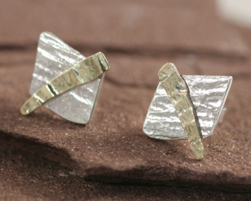 Oorbellen gehamerd zilver en goud oorstekers, handgemaakt door edelsmid gerecycled goud en zilver