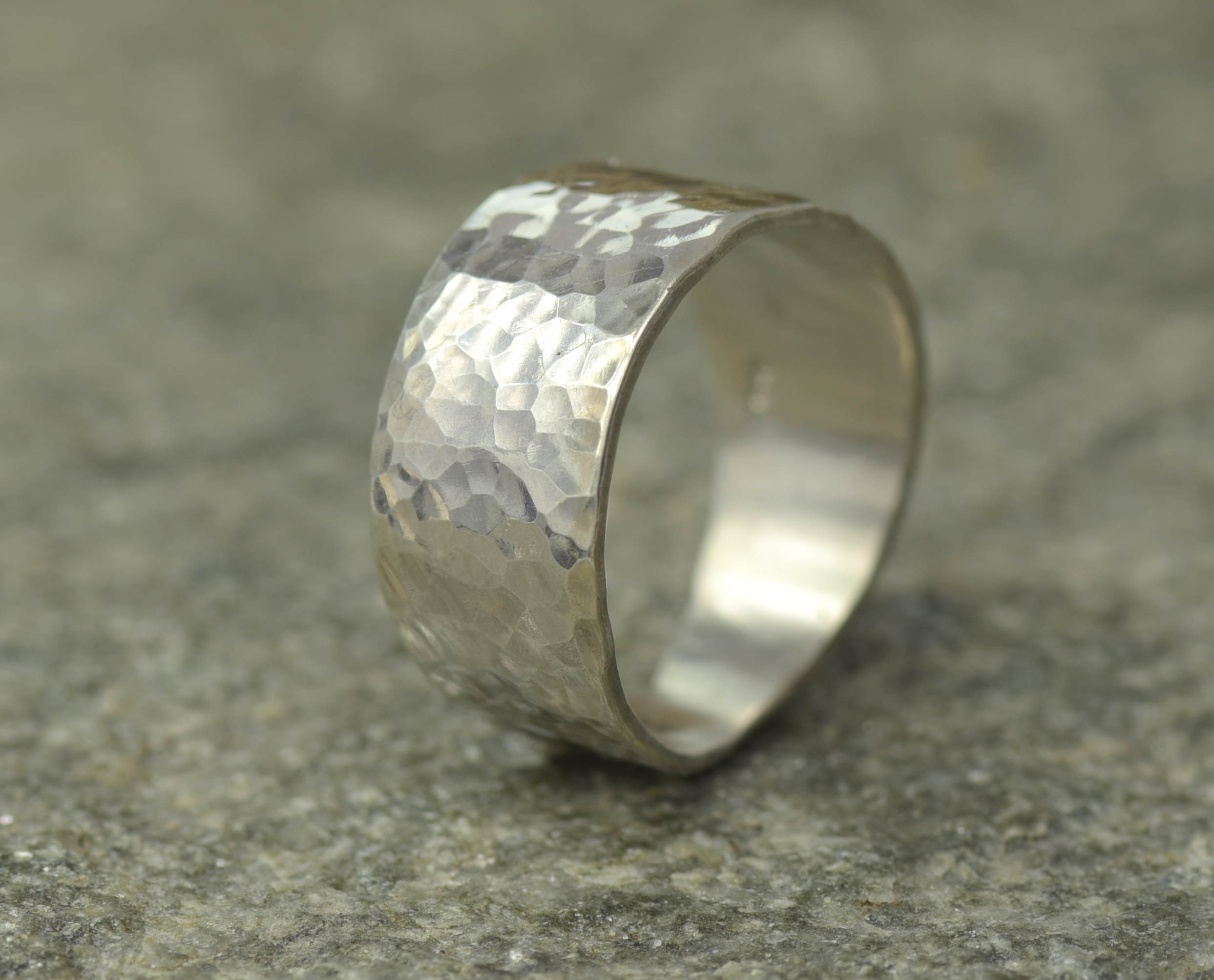 rustieke trouwring brede .925 sterling zilveren ring gratis gravure Sieraden Ringen Banden 10mm brede massief sterling zilver gehamerde trouwring zware zilveren ring 