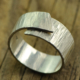 Herenring geruwd zilver breed Timber van gehamerd zilver, breed model