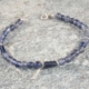 armband ioliet en zilver: blauwe edelsteen gecombineerd met zilveren elementen, handgemaakt