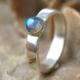 Zilveren ring met groenblauwe labradoriet, Ring Basic Labradoriet groenblauw: zilveren ring met groenblauwe labradorietsteen, handgemaakt door LYAM edelsmeden