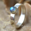 Zilveren ring met groenblauwe labradoriet, Ring Basic Labradoriet groenblauw: zilveren ring met groenblauwe labradorietsteen, handgemaakt door LYAM edelsmeden