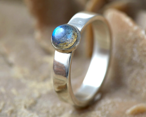 Zilveren ring met groenblauwe labradoriet, Ring Basic Labradoriet groenblauw: zilveren ring met groenblauwe labradorietsteen, handgemaakt door LYAM edelsmeden