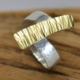 Ring goud en zilver handgemaakt door LYAM edelsmeden bewerkt geruwd gehamerd goud en zilver