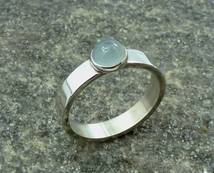 Ring aquamarijn en zilver: basic vormgegeven ring, zachtblauwe lictblauwe edelsteen, handgemaakt door LYAM edelsmeden edelsmid