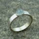 Ring aquamarijn en zilver: basic vormgegeven ring, zachtblauwe lictblauwe edelsteen, handgemaakt door LYAM edelsmeden edelsmid