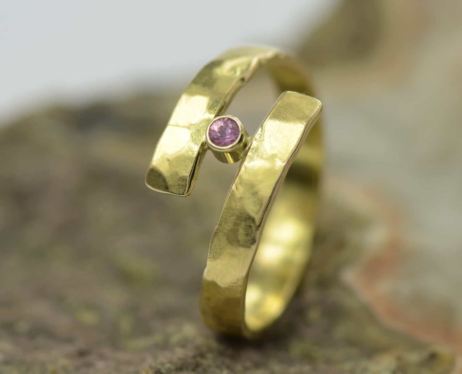gouden ring met roze saffier handgemaakt edelsmid edelsmeden